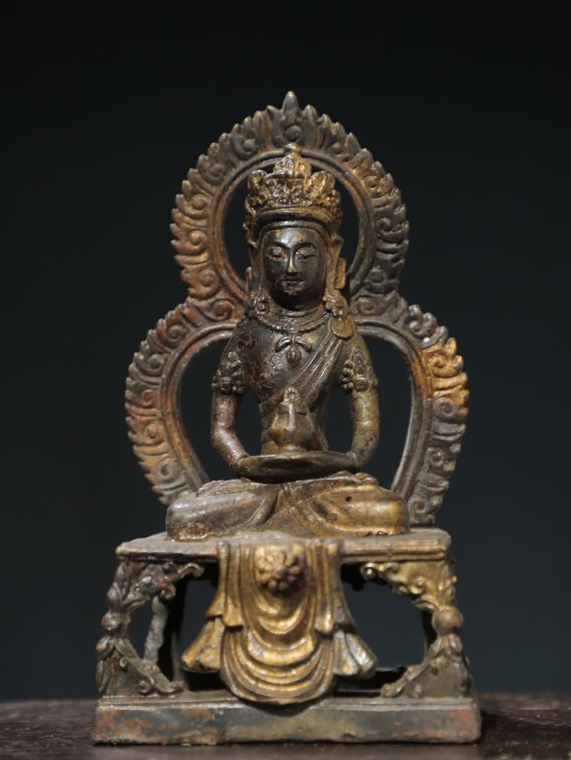 A statue of the longevity Buddha in the Qing Dynasty: Qing Dynasty bronze rubbing gold longevity Buddha statue SIZE: H:19cm W:10cm T:8cm W:0.66kg (The Dimensions Of All Batches Are Manually Measured.If You Need More Detailed Information, Please Contact O