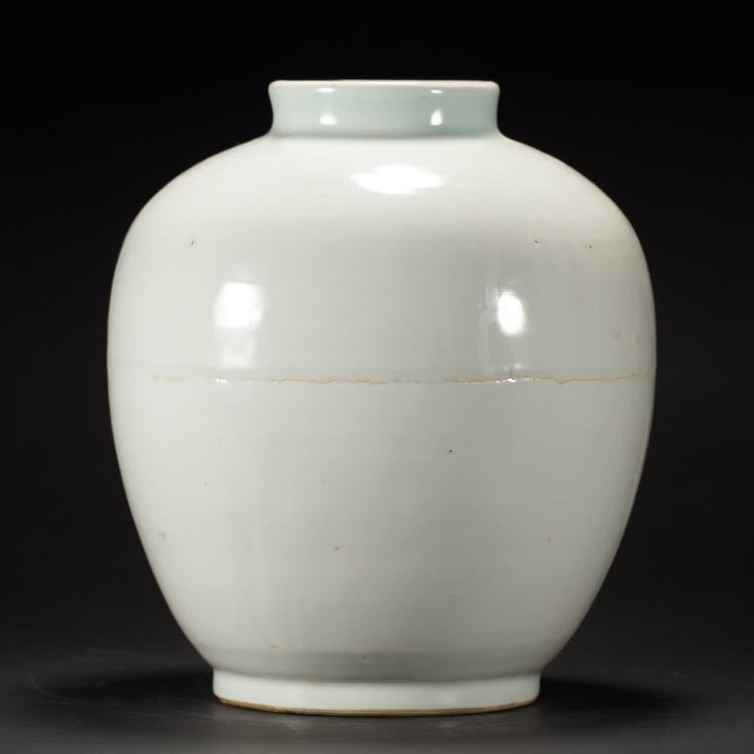 A Qing Dynasty sweet white glazed jar: Qing Dynasty sweet white glazed jar SIZE: L:18cm W:18cm H:21cm W:1700g (The Dimensions Of All Batches Are Manually Measured.If You Need More Detailed Information, Please Contact Our Customer Service B