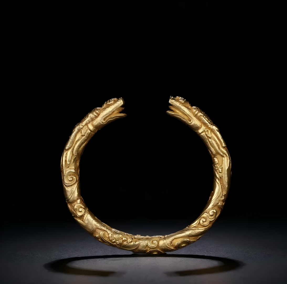 A Tang Dynasty gold bracelet: Tang Dynasty gold bracelet full of dragon patterns dragon heads at both ends Full of dragon patterns, dragon heads at both ends, thick pulp, first-class quality, its exquisite craftsmanship and luxuri