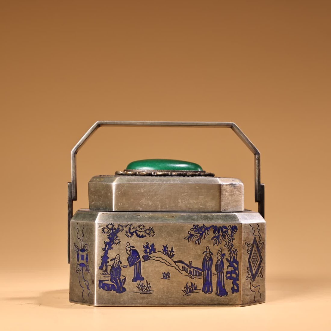 A Qing Dynasty high-relief carved hand furnace: Qing Dynasty high-relief engraving hand furnace SIZE: W:300g H:9cm W:9.5cm (The Dimensions Of All Batches Are Manually Measured.If You Need More Detailed Information, Please Contact Our Customer Servi