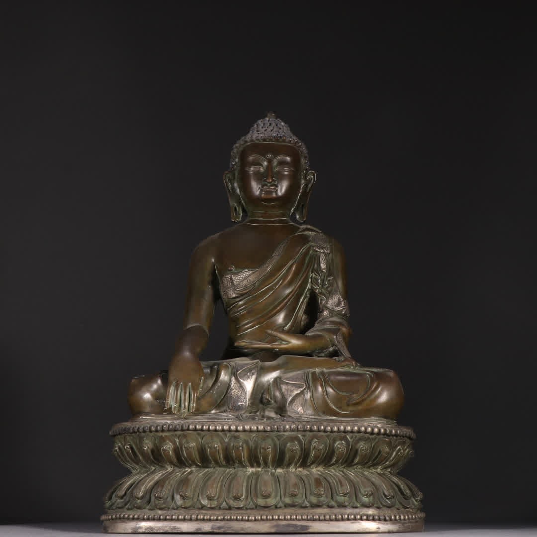 A bronze statue of Shakyamuni in the Qing Dynasty: Qing Dynasty bronze statue of Shakyamuni SIZE: H:27cm W:17.4cm W:3492.9g (The Dimensions Of All Batches Are Manually Measured.If You Need More Detailed Information, Please Contact Our Customer Service