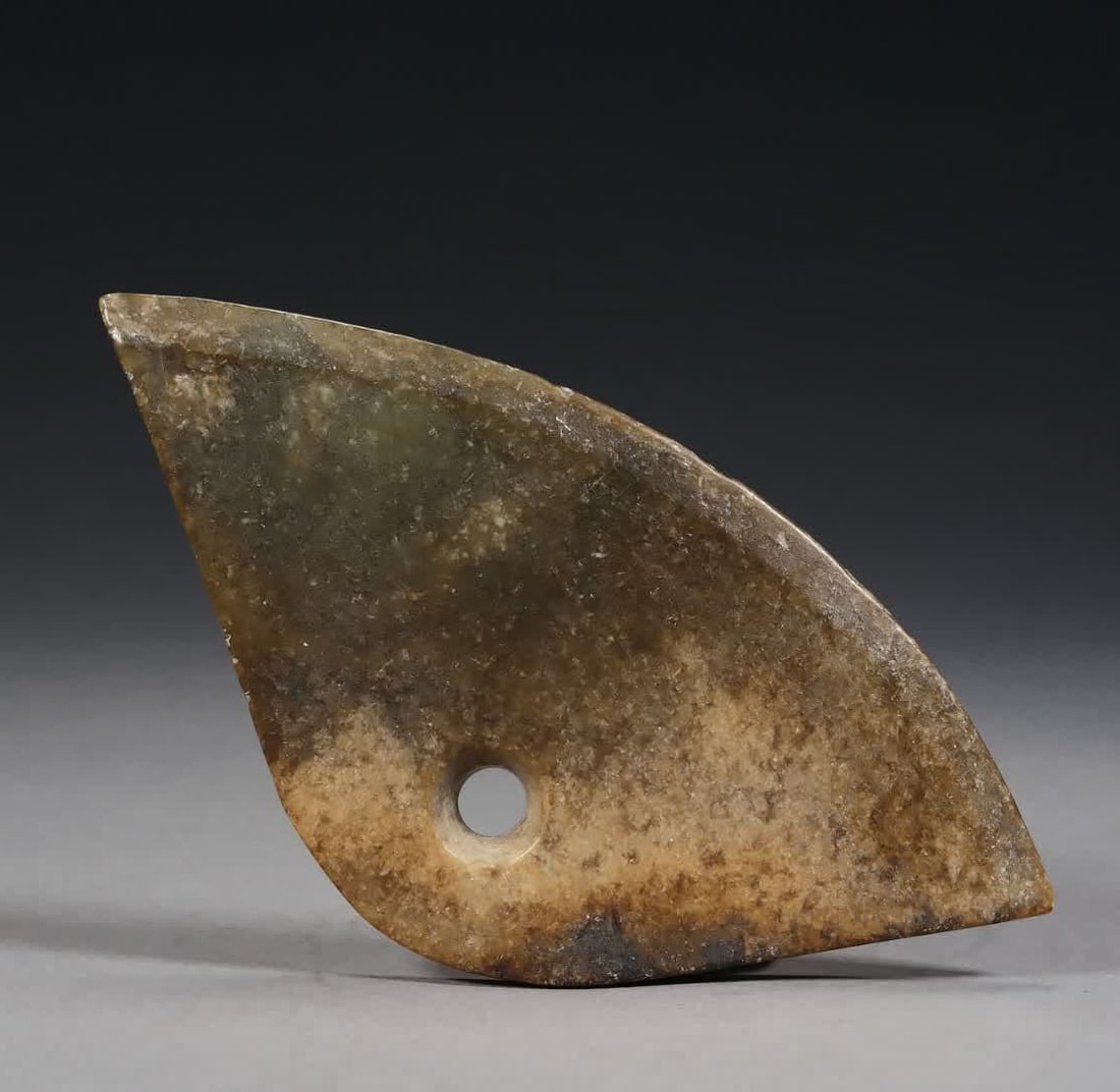 A piece of ancient jade axe: Ancient jade axe SIZE: H:6.5cm L:12.5cm (The Dimensions Of All Batches Are Manually Measured.If You Need More Detailed Information, Please Contact Our Customer Service Before Bidding.)