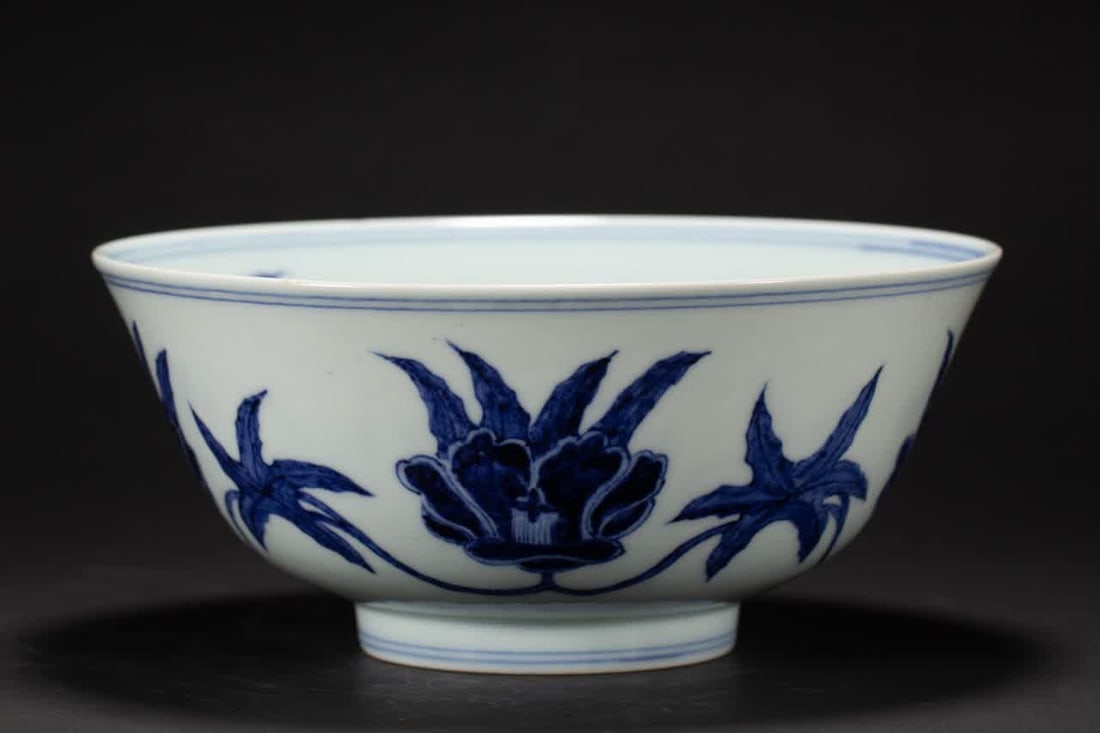 A Qing Dynasty blue and white flower pattern bowl: Qing Dynasty blue and white flower pattern bowl SIZE: L:21cm W:21cm H:9.5cm W:590g (The Dimensions Of All Batches Are Manually Measured.If You Need More Detailed Information, Please Contact Our Custom