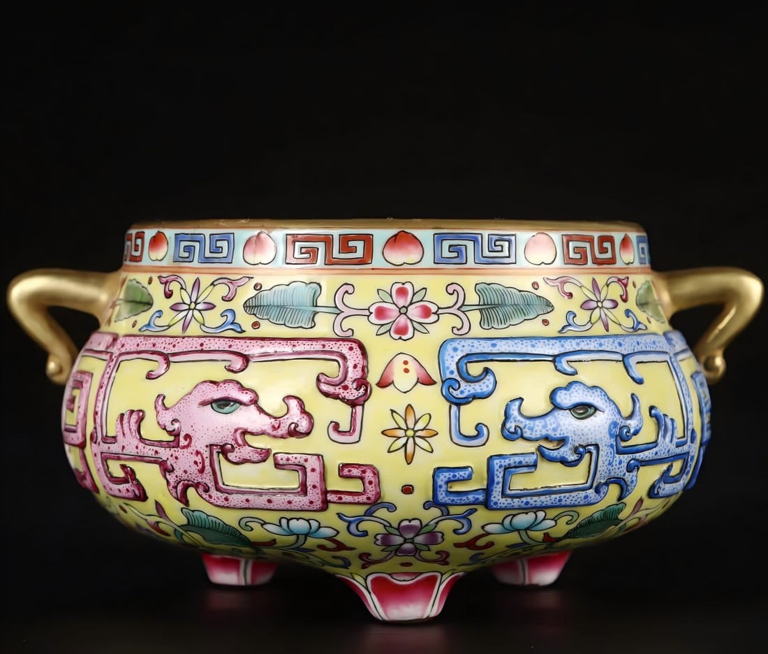 A Qing Dynasty dragon yellow enamel amphora three-legged aroma burner: Qing Dynasty dragon yellow enamel color amphora three-legged aroma burner SIZE: H: 5.8cm Belly diameter 12cm (The Dimensions Of All Batches Are Manually Measured.If You Need More Detailed Information,