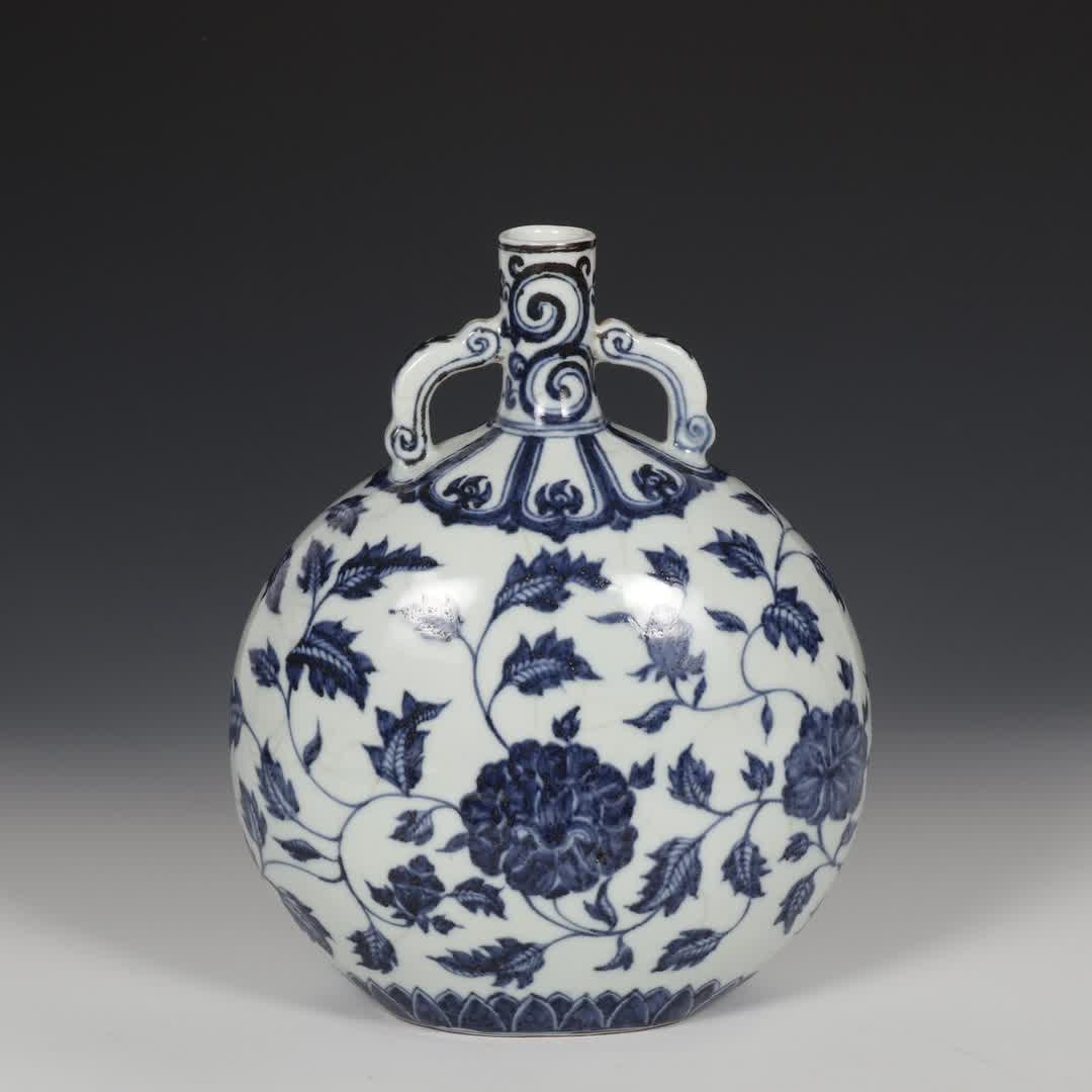 A Ming Dynasty Yongle blue and white entwined flower pattern flat bottle: Ming Dynasty Yongle blue and white entwined flower pattern flat bottle SIZE: H: 26cm MouthD: 3cm Belly diameter 20cm (The Dimensions Of All Batches Are Manually Measured.If You Need More Detailed Info
