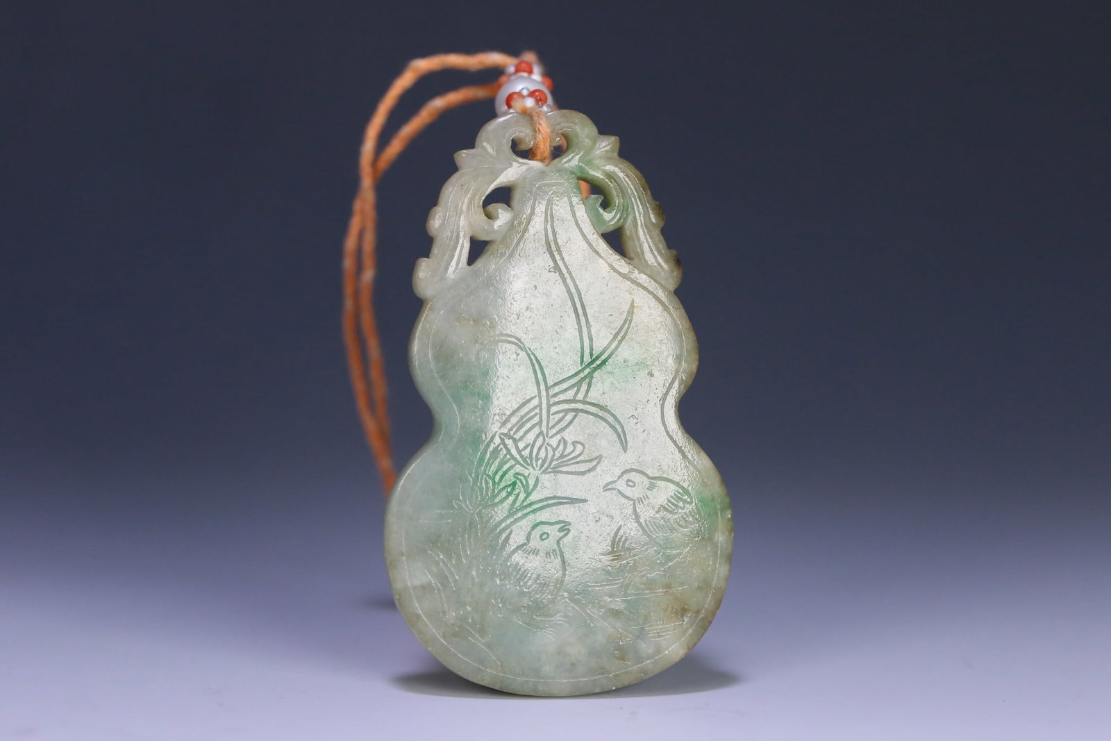 An Exquisite Jadeite Flower and Bird Pattern Gourd-Shaped Brand: An Exquisite Jadeite Flower and Bird Pattern Gourd-Shaped Brand Qing Dynasty, China Size:6.9cmx4.2cmx0.8cm Weight:45.2g (The Dimensions Of All Batches Are Manually Measured.If You Need More Detailed I