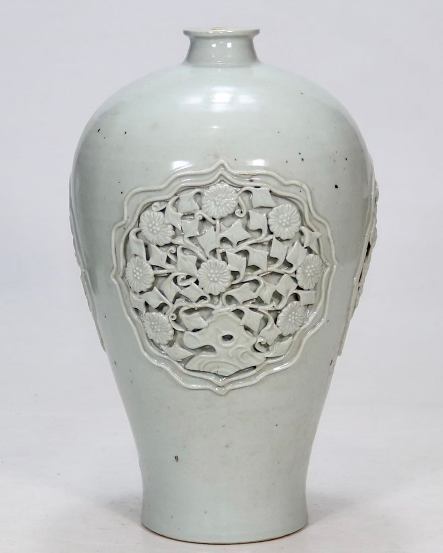 An Exquisite Shufu Glazed Flower Pattern Vase (1 of 9)