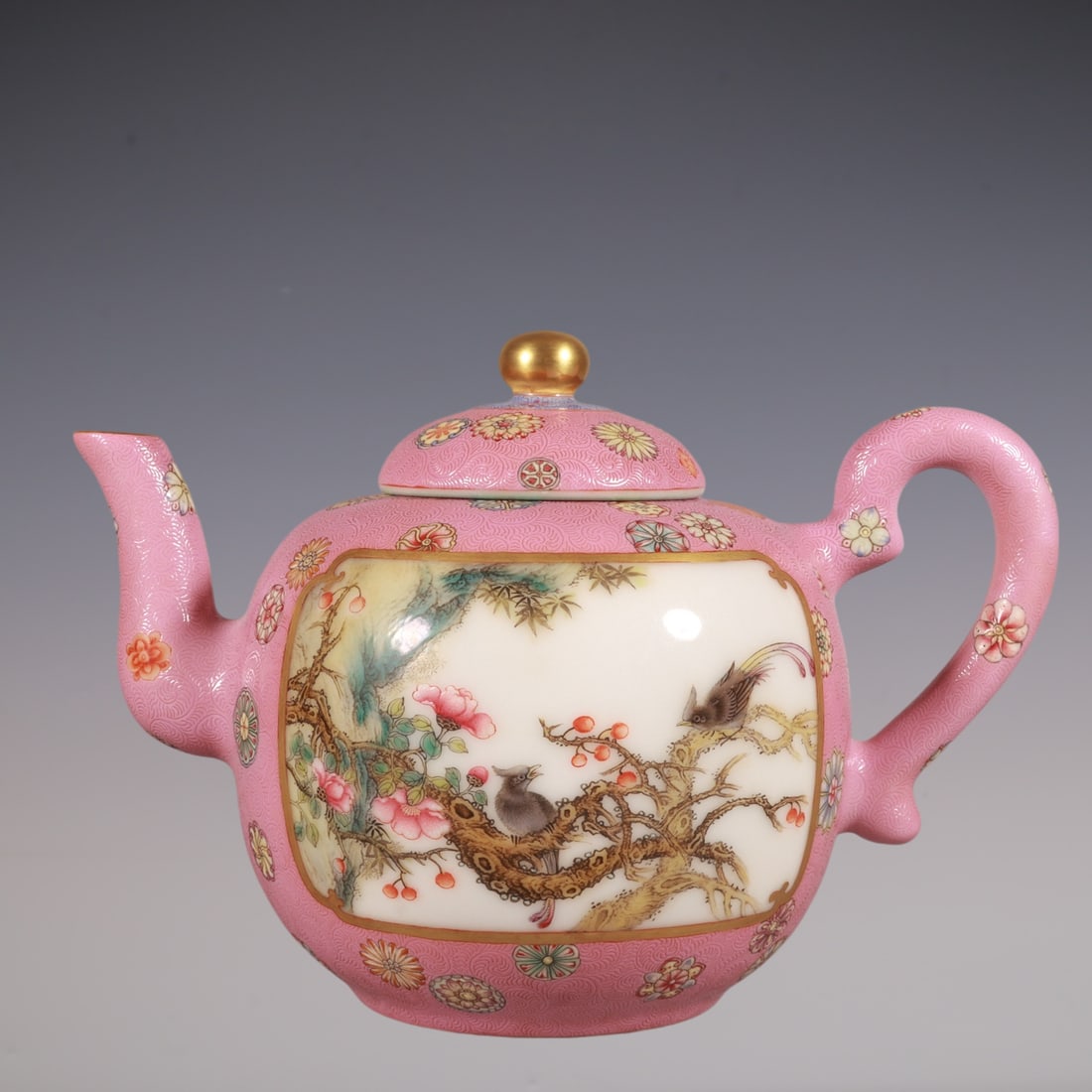 An Exquisite Famille-Rose Flower and Bird Pattern Teapot: An Exquisite Famille-Rose Flower and Bird Pattern Teapot Qing Dynasty, China Qianlong Four-character Mark Size:14cmx13cm (The Dimensions Of All Batches Are Manually Measured.If You Need More Detailed 