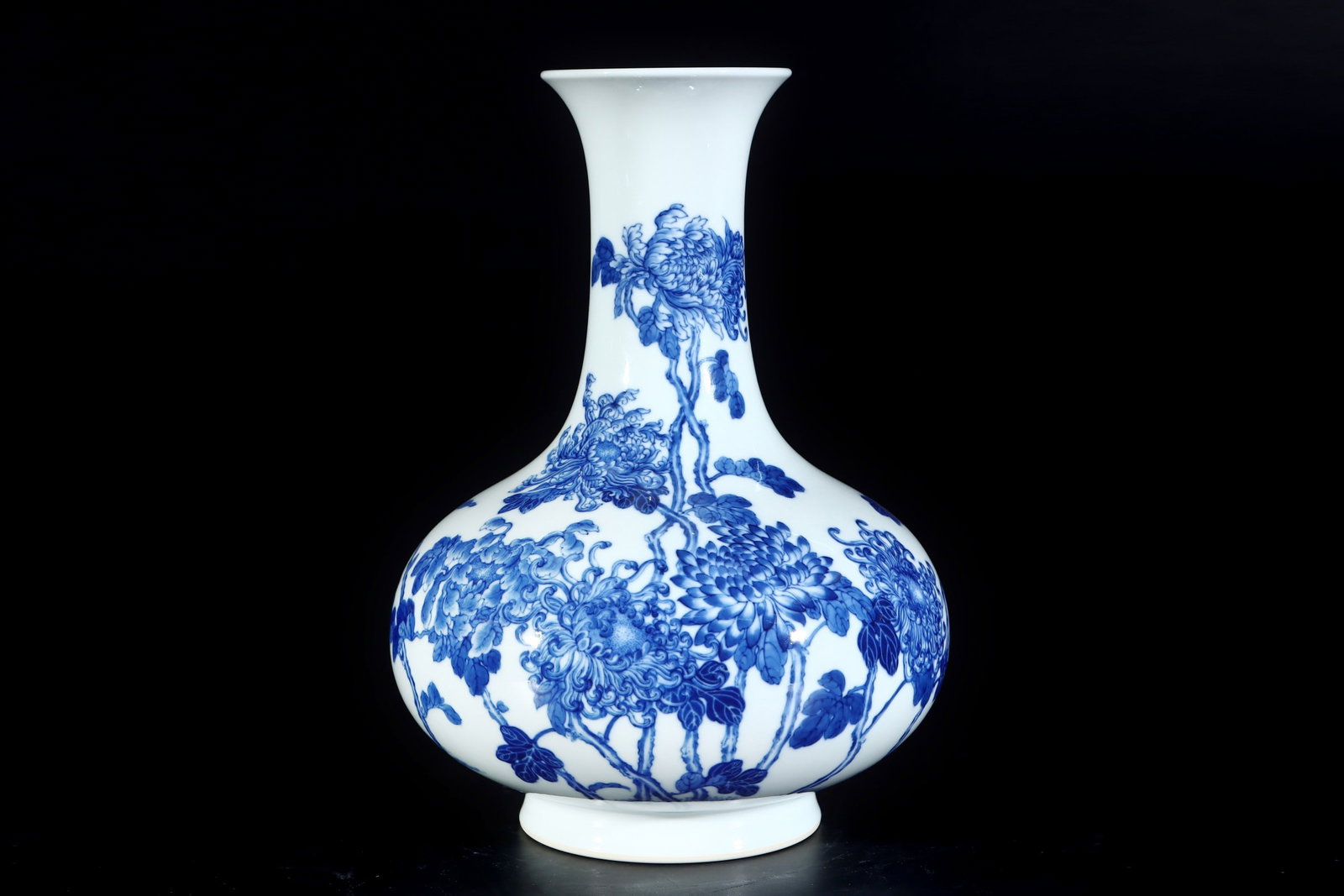 An Exquisite Blue and White Flower and Butterfly Pattern Vase: An Exquisite Blue and White Flower and Butterfly Pattern Vase the Republic of China Size:26cmx19cm (The Dimensions Of All Batches Are Manually Measured.If You Need More Detailed Information, Please