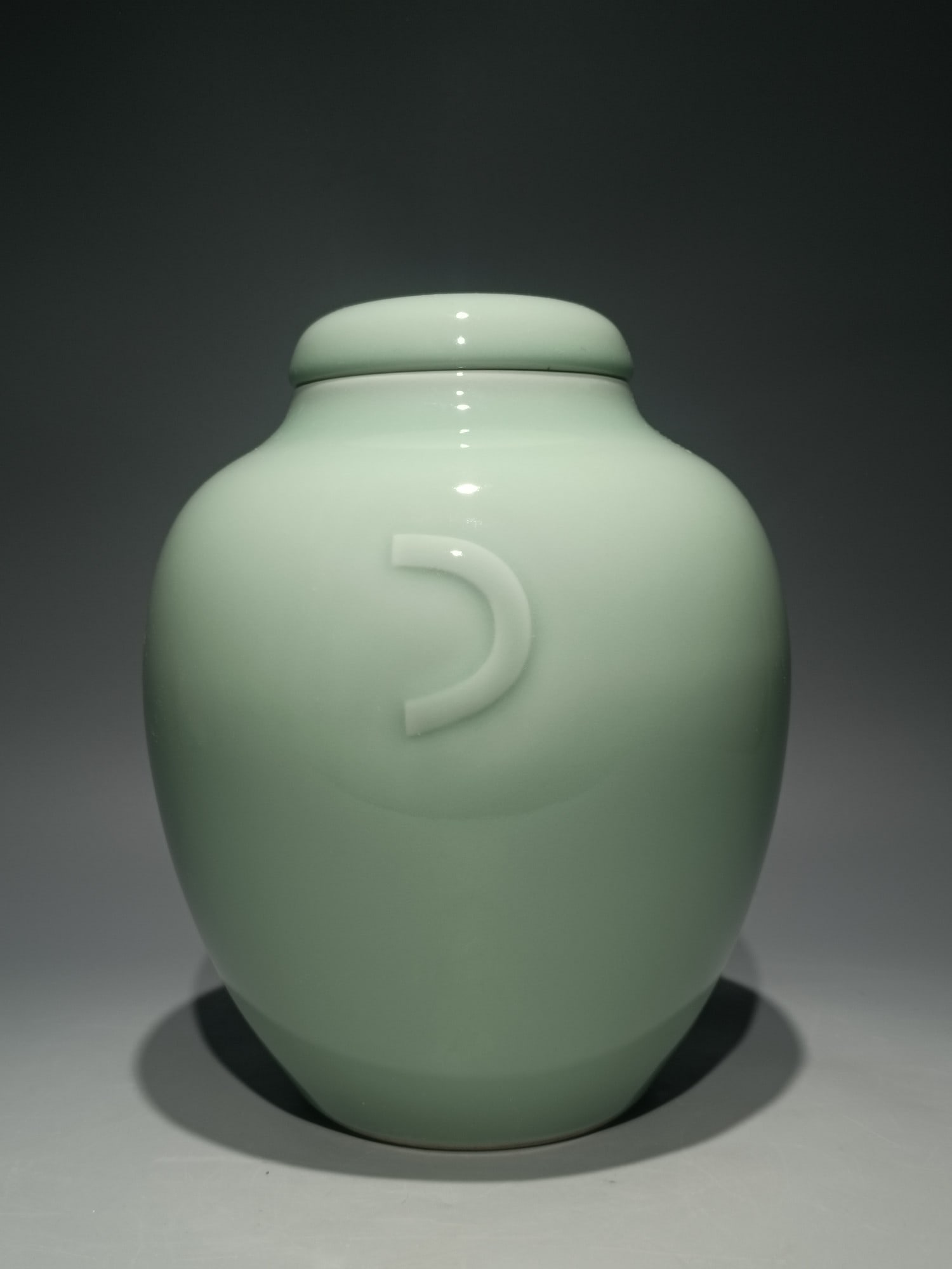 An Exquisite Celadon Glazed Jar: An Exquisite Celadon Glazed Jar Qing Dynasty, China Qianlong Six-character Mark Size:23.5cmx18cm (The Dimensions Of All Batches Are Manually Measured.If You Need More Detailed Information, Please Cont