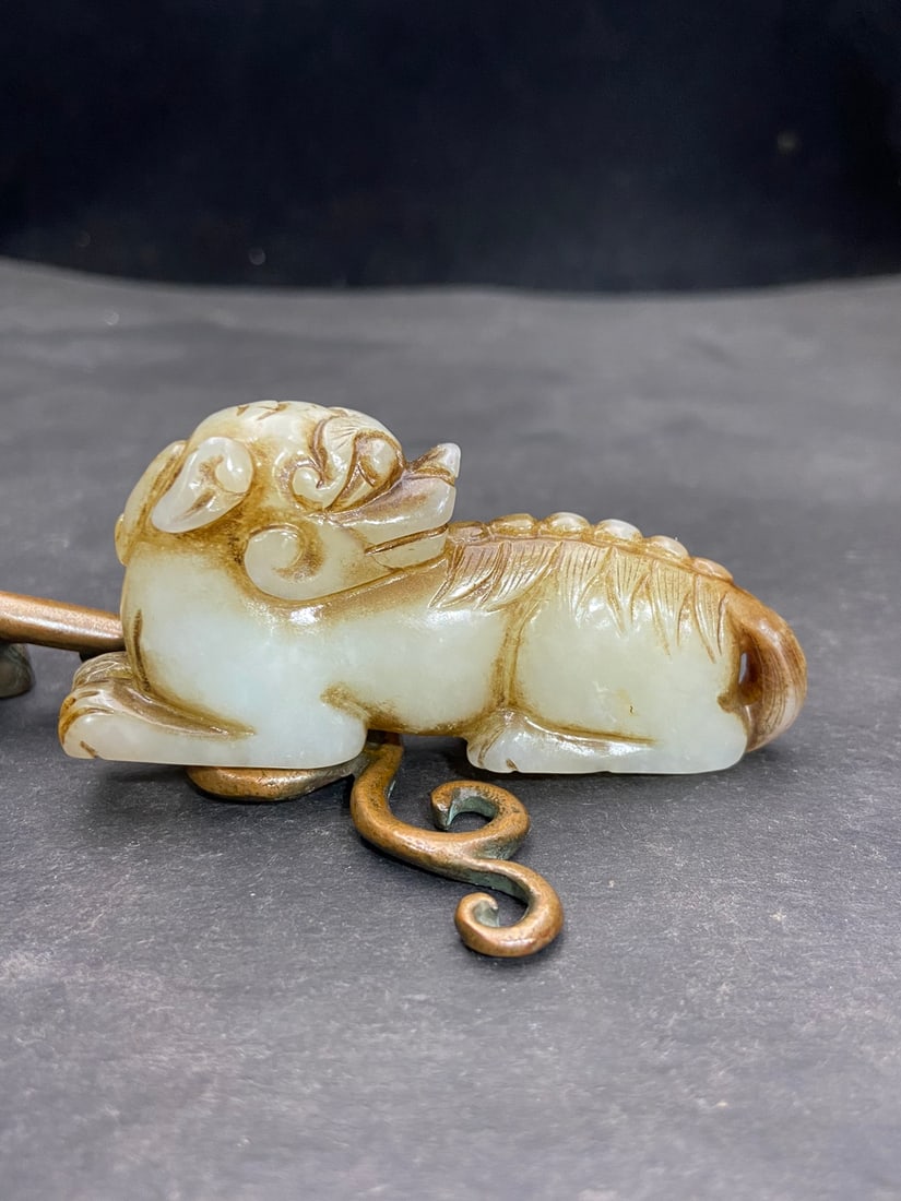 An Exquisite White Jade Lion Pendant: An Exquisite White Jade Lion Pendant Qing Dynasty, China Size:7.76cmx3.5cmx1.9cm Weight:78g (The Dimensions Of All Batches Are Manually Measured.If You Need More Detailed Information, Please Contact