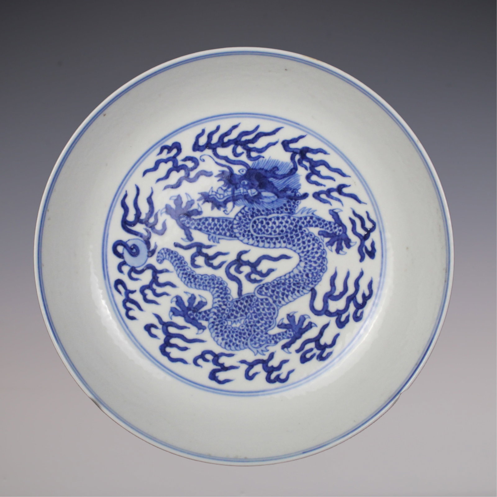 An Exquisite Blue and White Dragon Pattern Plate: An Exquisite Blue and White Dragon Pattern Plate Qing Dynasty, China Tongzhi Six-character Mark Size:17.5cmx10cm (The Dimensions Of All Batches Are Manually Measured.If You Need More Detailed