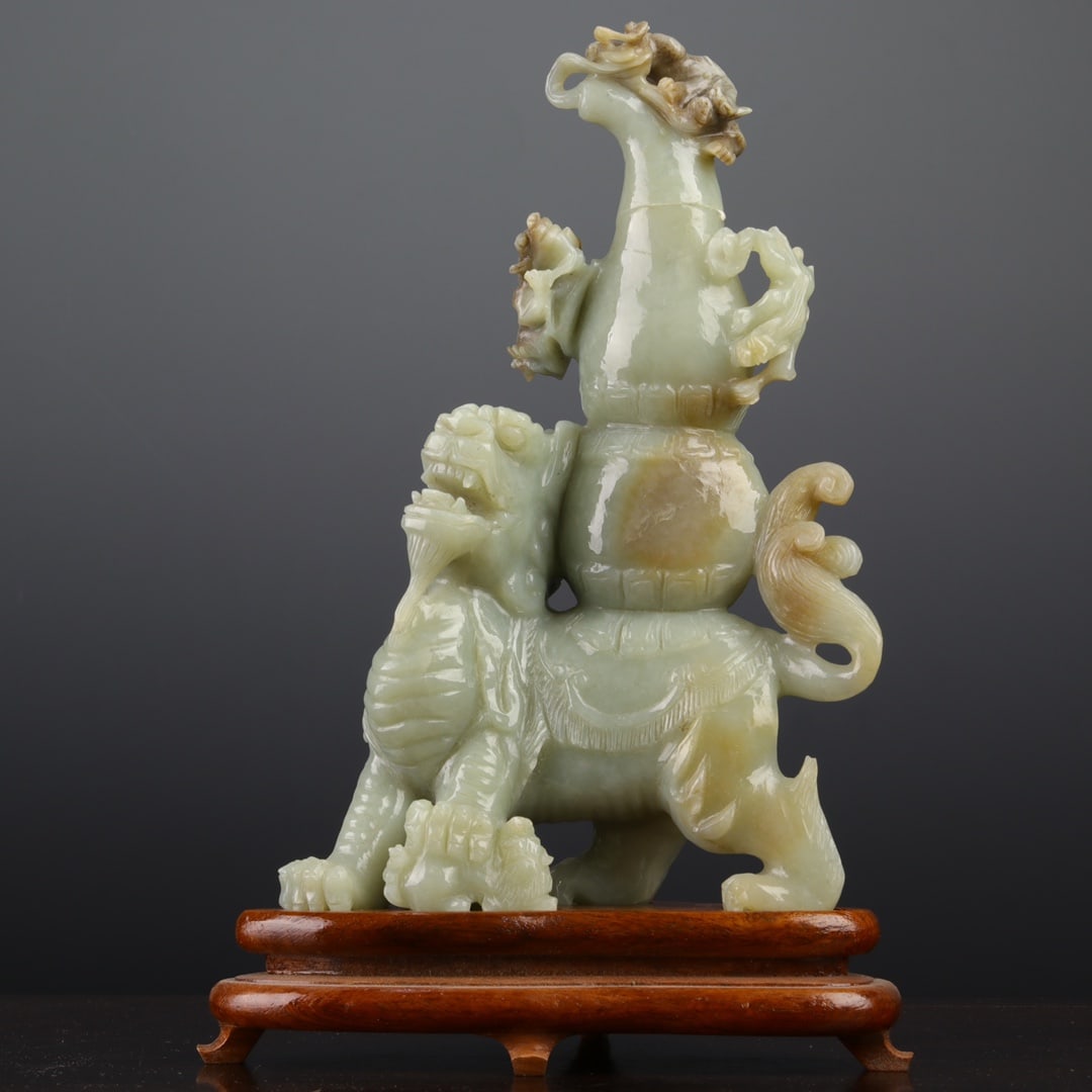 An Exquisite White Jade Chi-Dragon Pattern Vase: An Exquisite White Jade Chi-Dragon Pattern Vase Modern Time of China Size:24cmx14cm Weight:1400g (The Dimensions Of All Batches Are Manually Measured.If You Need More Detailed Information, Please Cont