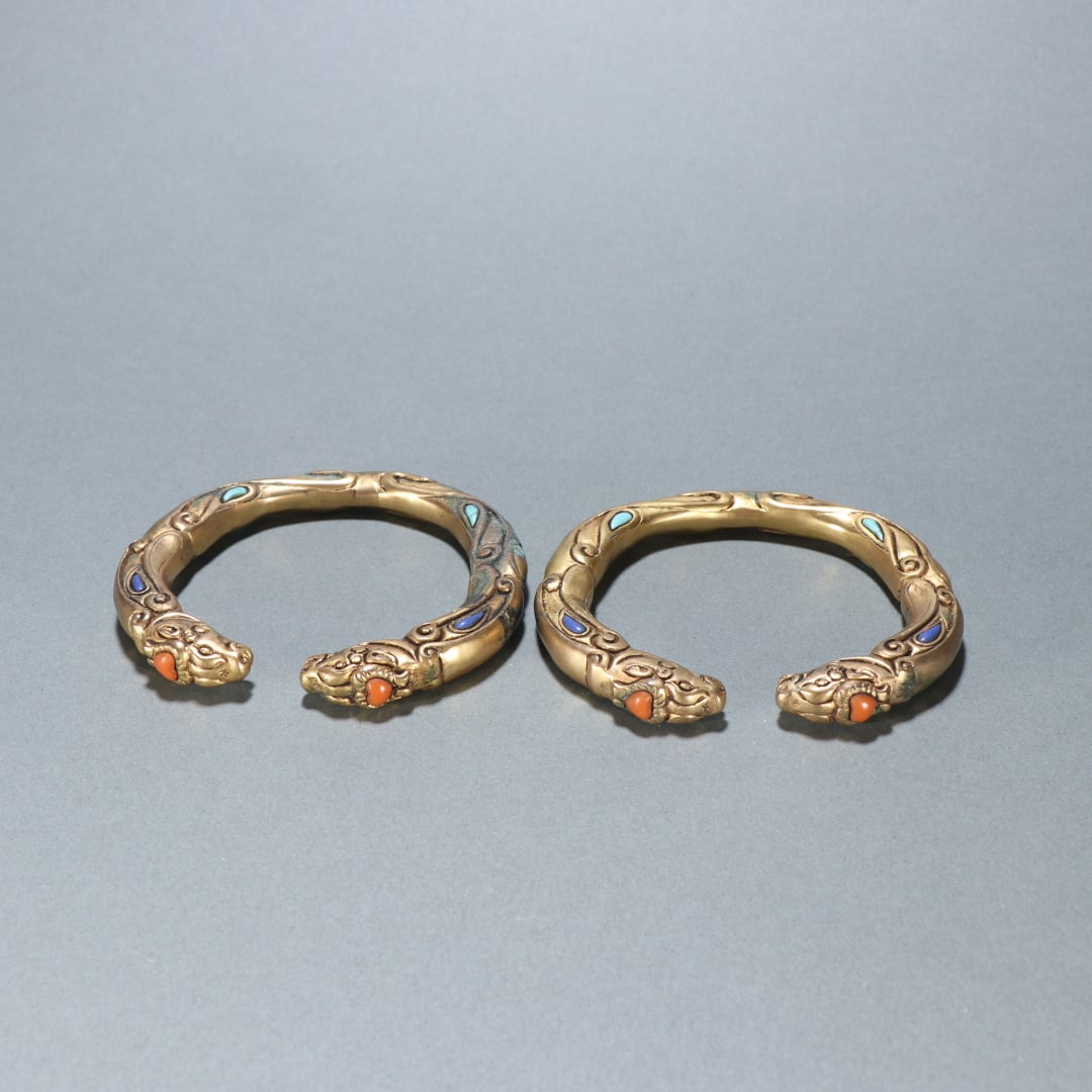 A Pair of Exquisite Gilt Bronze Inlaid Gems Bracelets: A Pair of Exquisite Gilt Bronze Inlaid Gems Bracelets Qing Dynasty, China Size:(inside diameter)5.5cm Size:1.1cm Weight:256.5g (The Dimensions Of All Batches Are Manually Measured.If You Need More