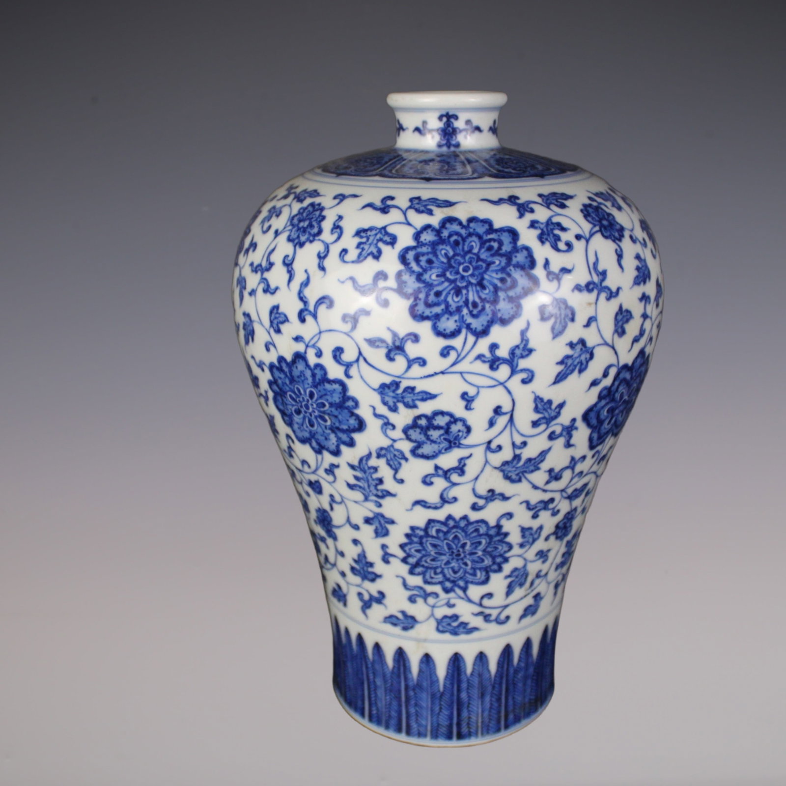 An Exquisite Blue and White Lotus Pattern Vase: An Exquisite Blue and White Lotus Pattern Vase Qing Dynasty, China Qianlong Six-character Mark Size:28cmx11cm (The Dimensions Of All Batches Are Manually Measured.If You Need More Detailed Information