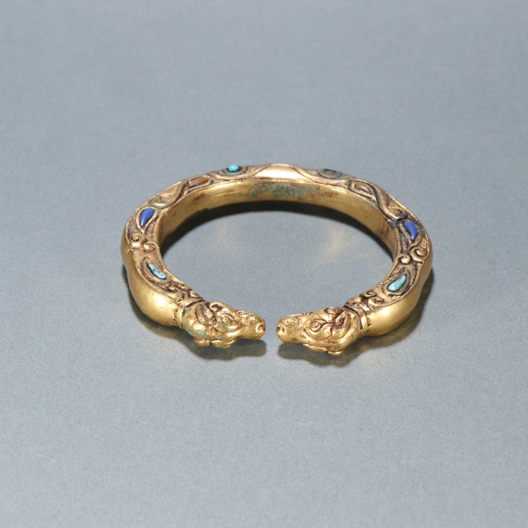 A Pair of Exquisite Gilt Bronze Inlaid Gems Bracelets: A Pair of Exquisite Gilt Bronze Inlaid Gems Bracelets Qing Dynasty, China Size:(inside diameter)5.5cm Size:1.1cm Weight:256.5g (The Dimensions Of All Batches Are Manually Measured.If You Need More