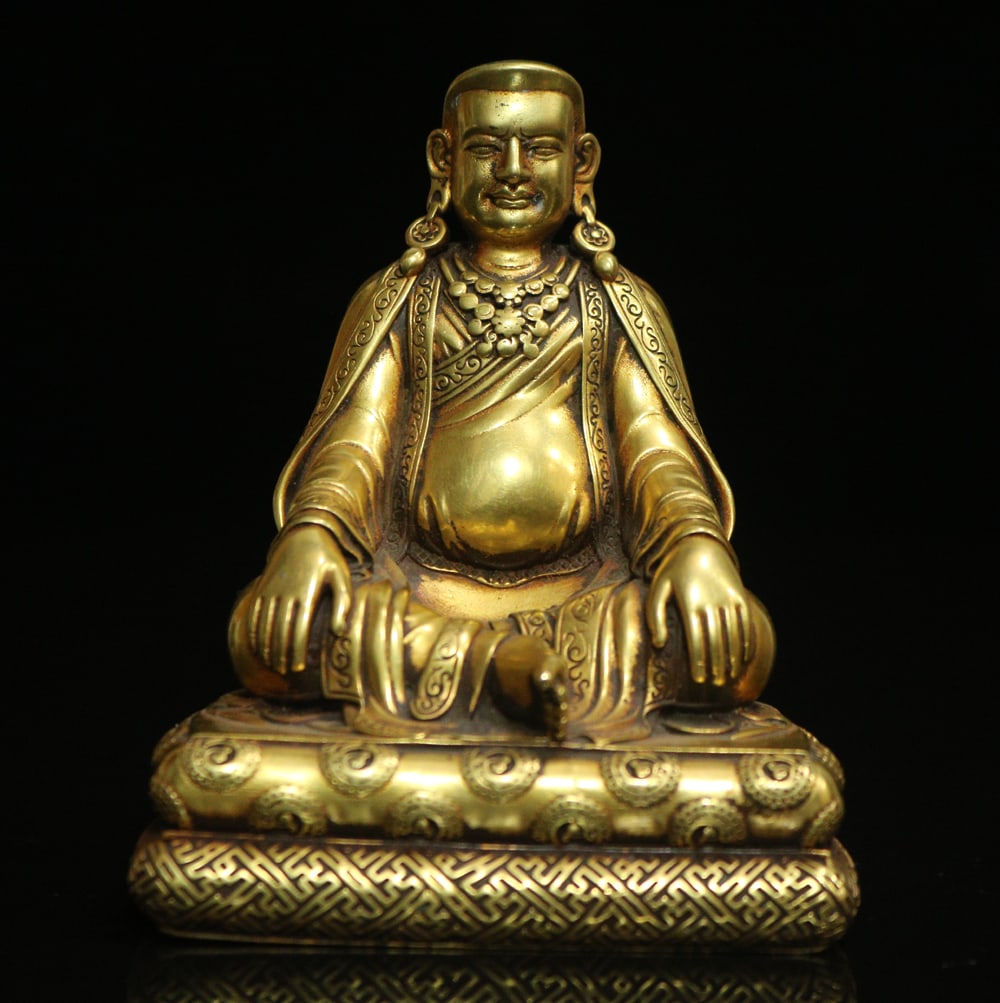 An Exquisite Gilt Bronze Buddha Statue Ornament: An Exquisite Gilt Bronze Buddha Statue Ornament Ming Dynasty, China Size:11cmx8cm Weight:943g (The Dimensions Of All Batches Are Manually Measured.If You Need More Detailed Information, Please