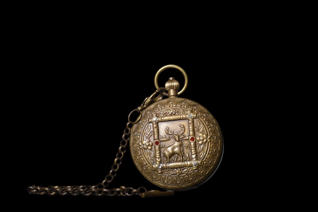 An Exquisite Gilt Bronze Inlaid Gems Deer Pattern Pocket watch: An Exquisite Gilt Bronze Inlaid Gems Deer Pattern Pocket watch Qing Dynasty, China Size:5.5cm (The Dimensions Of All Batches Are Manually Measured.If You Need More Detailed Information, Please Contact