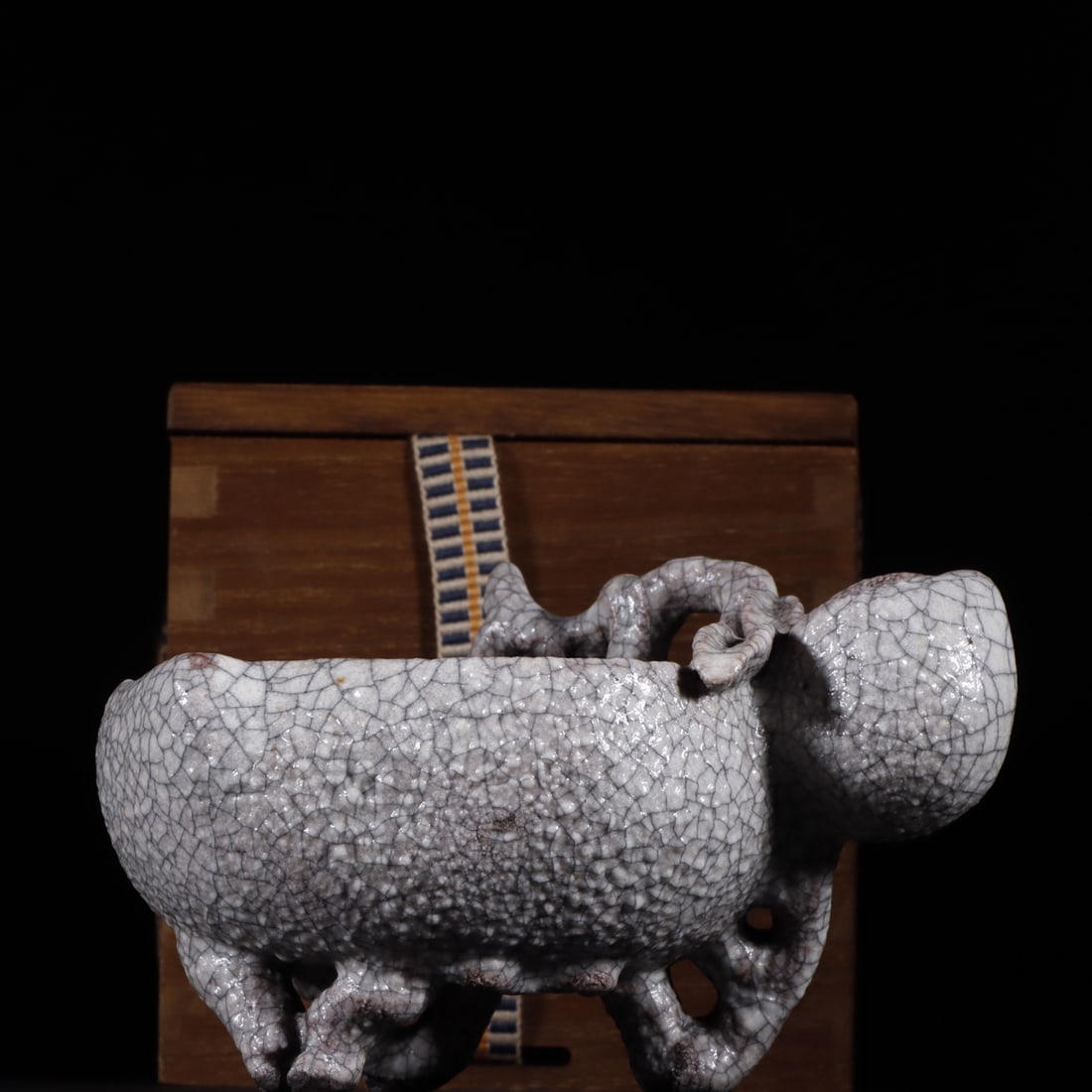 An Exquisite Ge yao Brush Washer: An Exquisite Ge yao Brush Washer Song Dynasty, China Size:7.6cmx12cm (The Dimensions Of All Batches Are Manually Measured.If You Need More Detailed Information, Please Contact Our Customer Service Bef