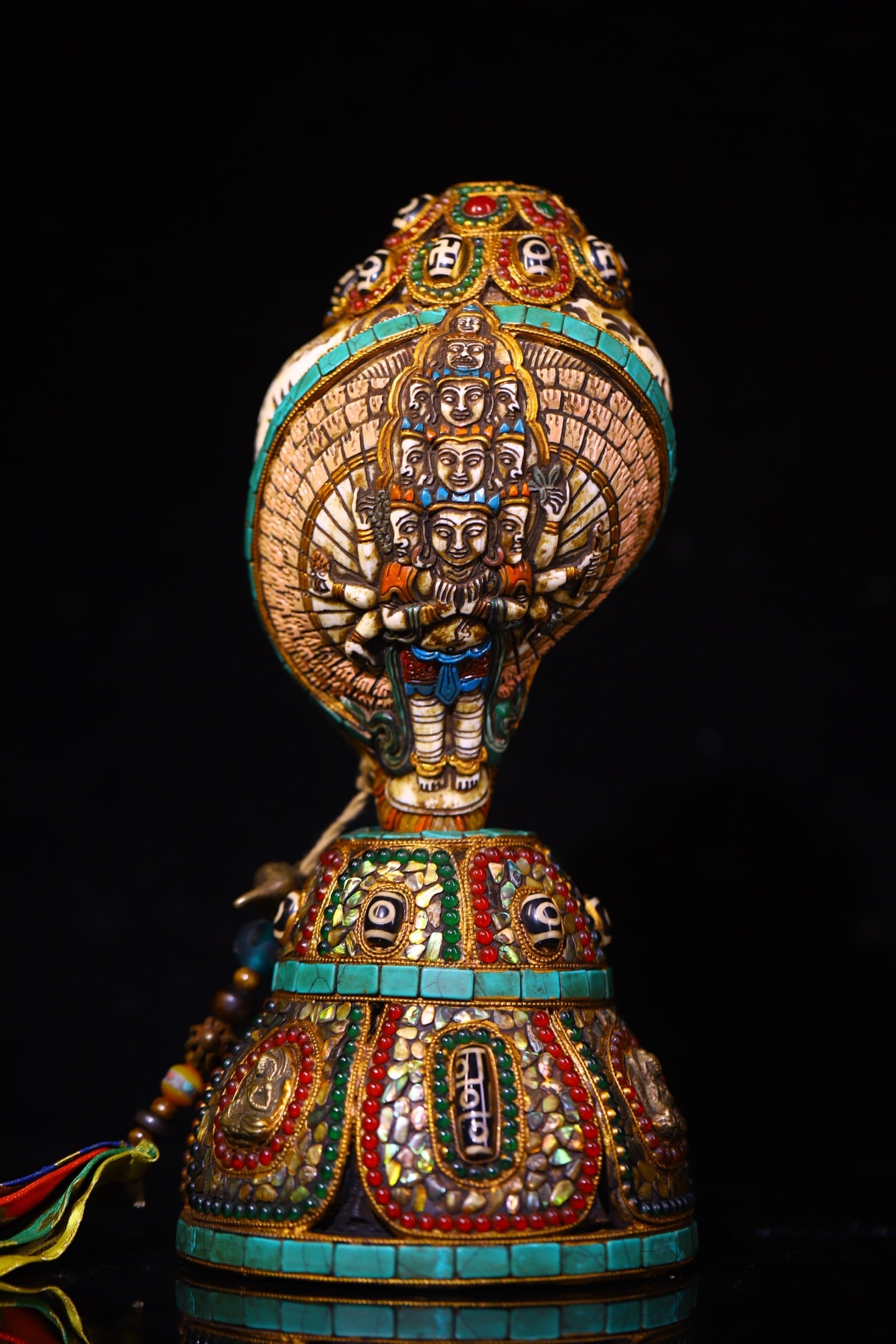 An Exquisite Conch Inlaid Gems Buddha Statue Pattern Ornament: An Exquisite Conch Inlaid Gems Buddha Statue Pattern Ornament Qing Dynasty, China Size:27cmx13cm Size:19cmx11cm Weight:1650g (The Dimensions Of All Batches Are Manually Measured.If You Need More Detai