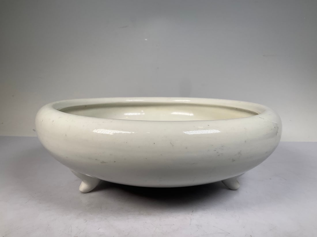 An Exquisite Blance-De-Chine White Glaze Tripod Censer: An Exquisite Blance-De-Chine White Glaze Tripod Censer the Republic of China Size:9cmx16cm (The Dimensions Of All Batches Are Manually Measured.If You Need More Detailed Information, Please Contact Ou