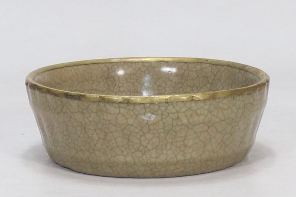 An Exquisite Ge yao Yellow Glazed Brush Washer: An Exquisite Ge yao Yellow Glazed Brush Washer Song Dynasty, China Size:6cmx18cm (The Dimensions Of All Batches Are Manually Measured.If You Need More Detailed Information, Please Contact Our