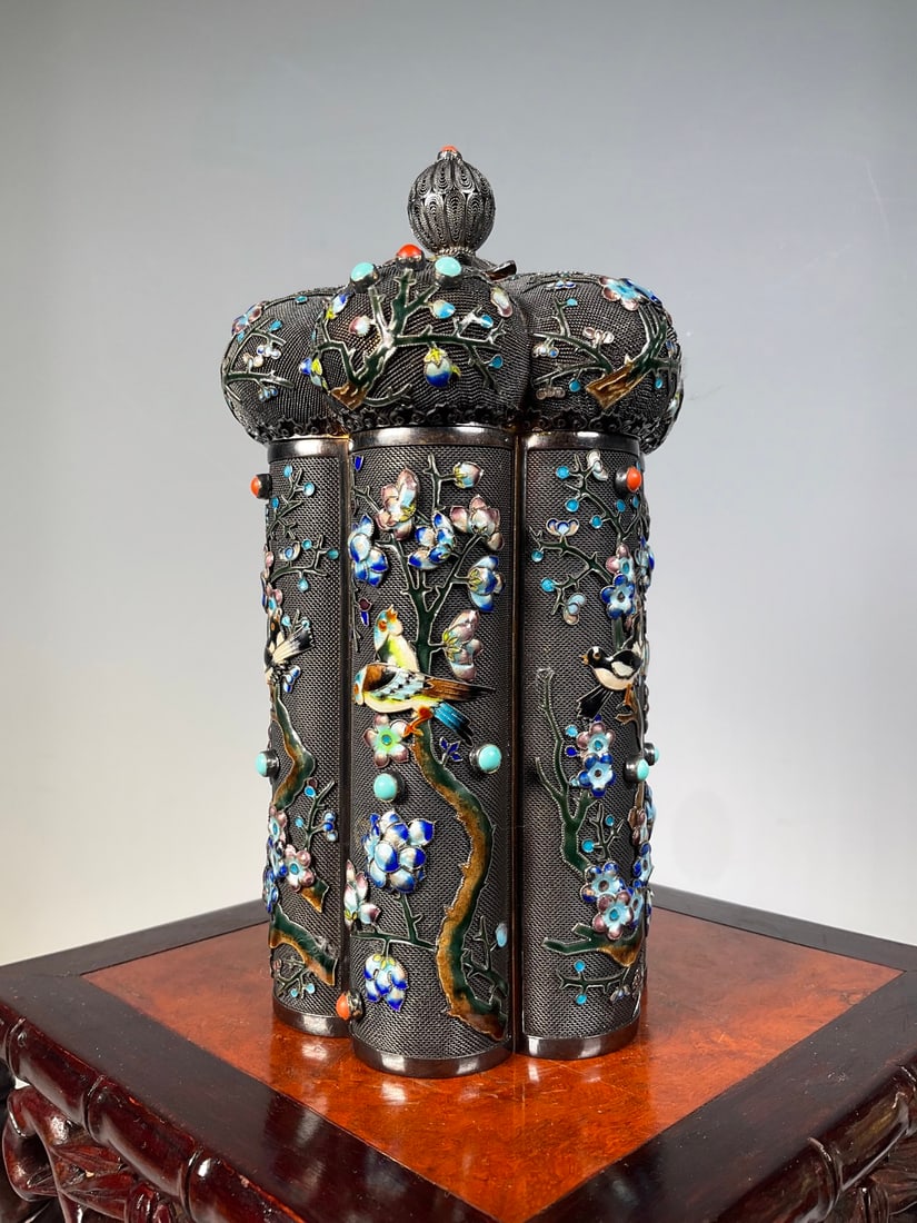 An Exquisite Gilt Silver Inlaid Gems Flower and Bird Pattern Tea Caddy: An Exquisite Gilt Silver Inlaid Gems Flower and Bird Pattern Tea Caddy Modern Time of China Size:17cmx10cm Weight:500g (The Dimensions Of All Batches Are Manually Measured.If You Need More Detailed In