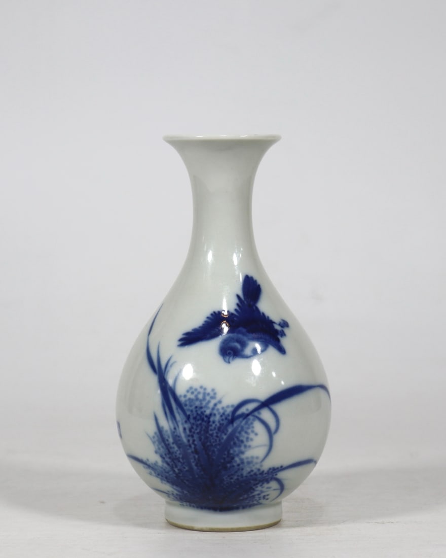 An Exquisite Blue and White Flower and Bird Pattern Vase: An Exquisite Blue and White Flower and Bird Pattern Vase the Republic of China Size:15cmx8cm (The Dimensions Of All Batches Are Manually Measured.If You Need More Detailed Information, Please Contact 