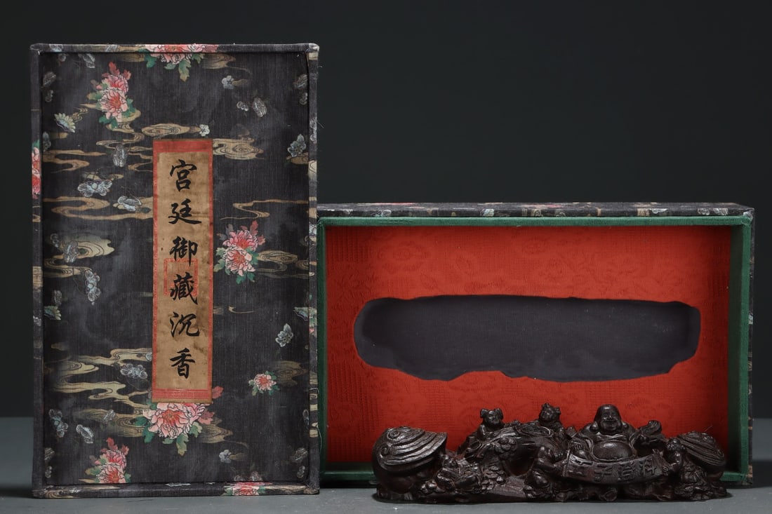 An Exquisite Eaglewood Figure Pattern Ornament: An Exquisite Eaglewood Figure Pattern Ornament Qing Dynasty, China Size:27.5cmx7.3cmx6cm (The Dimensions Of All Batches Are Manually Measured.If You Need More Detailed Information, Please Contact Our