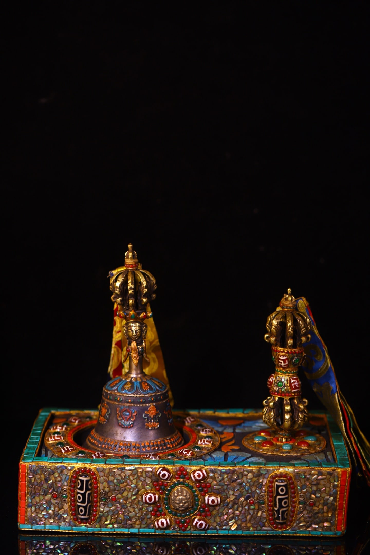 An Exquisite Bronze Painted Color Dzi Bead Ornament: An Exquisite Bronze Painted Color Dzi Bead Ornament Qing Dynasty, China Size:25cmx29cm Size:19.5cmx9.5cm Size:15cmx4.5cm Weight:2650g (The Dimensions Of All Batches Are Manually Measured.If You Need