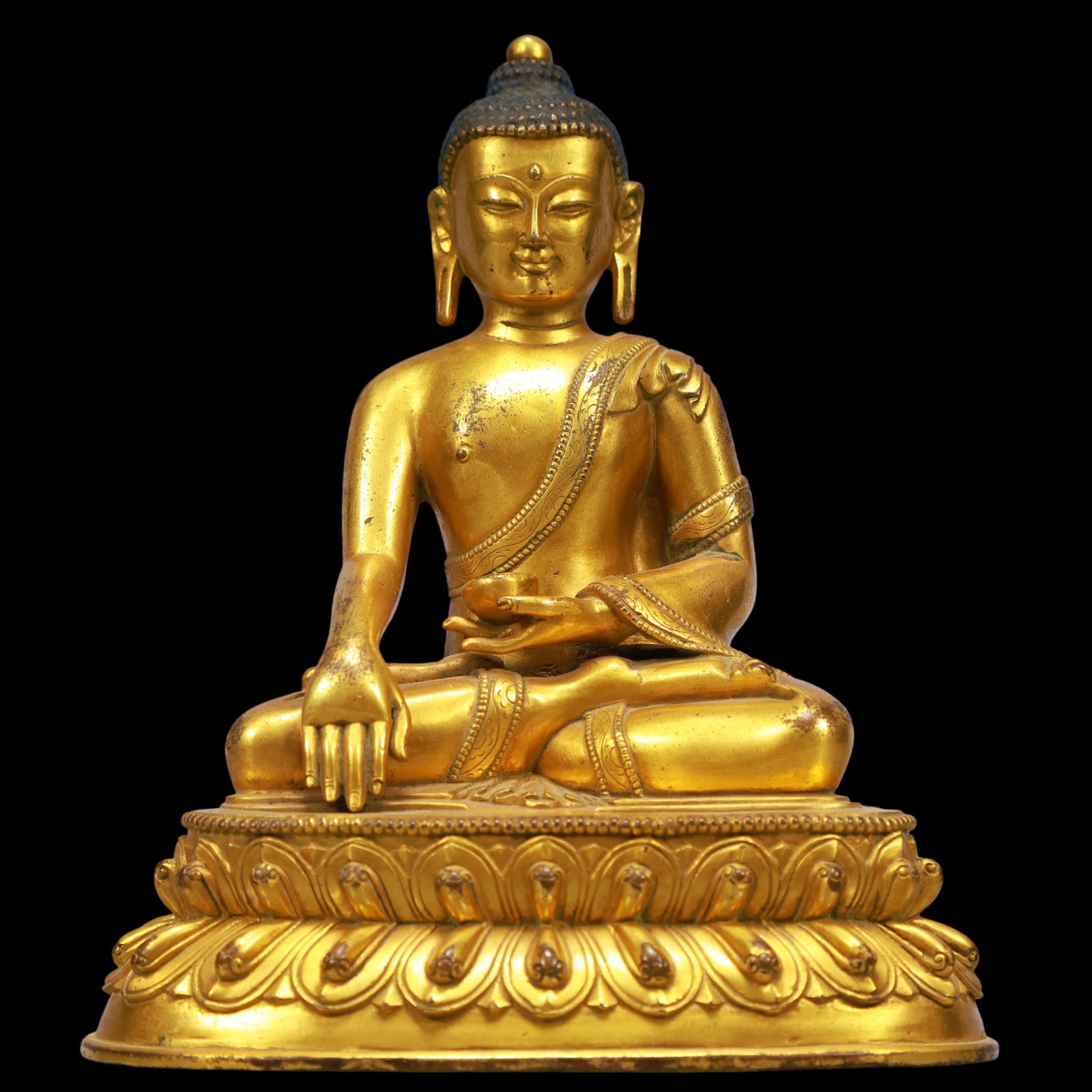 An Exquisite Gilt Bronze Statue of Sakyamuni: An Exquisite Gilt Bronze Statue of Sakyamuni Ming Dynasty, China Size:15.5cmx10.5cmx18.5cm Weight:1950g (The Dimensions Of All Batches Are Manually Measured.If You Need More Detailed Information, Plea