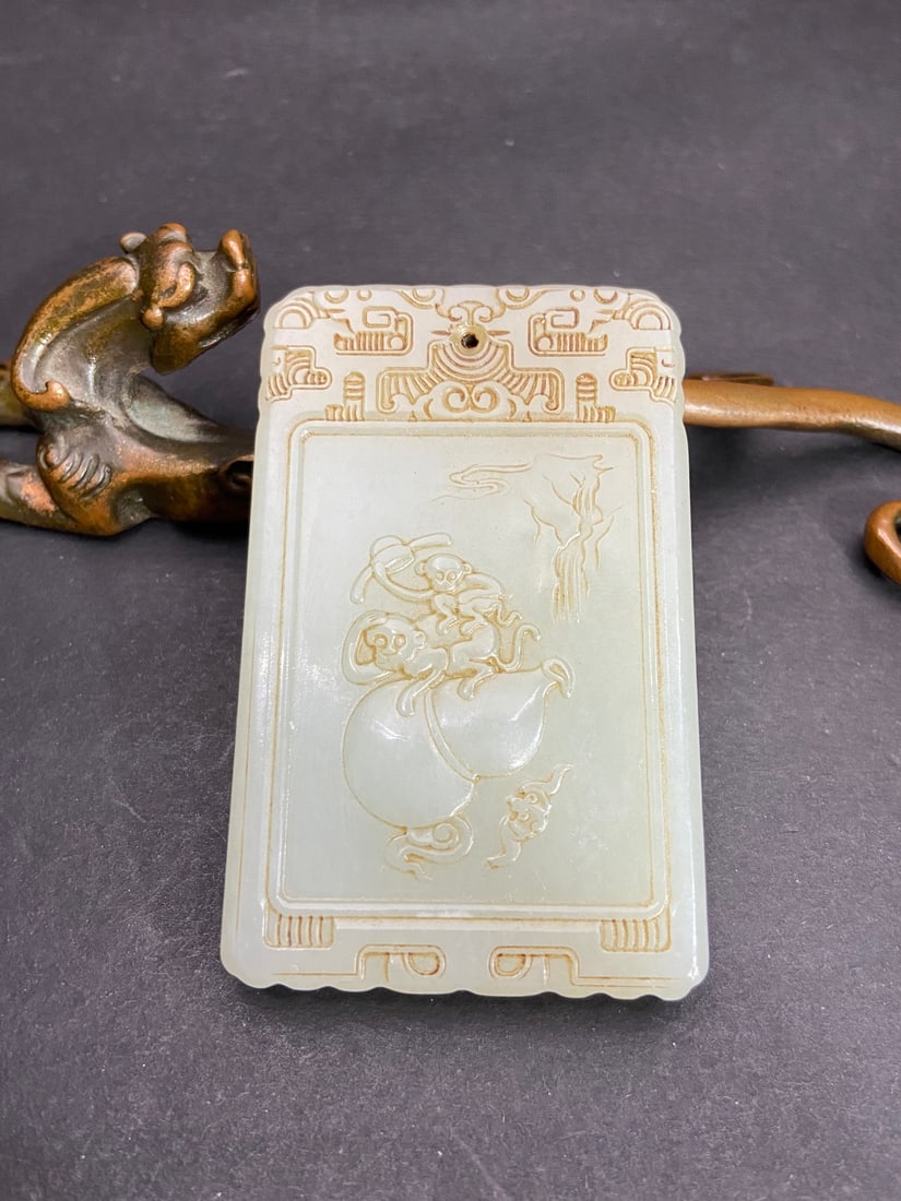 An Exquisite White Jade Bats and Peach Pattern Brand: An Exquisite White Jade Bats and Peach Pattern Brand Qing Dynasty, China Size:7.2cmx4.5cmx0.86cm Weight:77g (The Dimensions Of All Batches Are Manually Measured.If You Need More Detailed Information, 