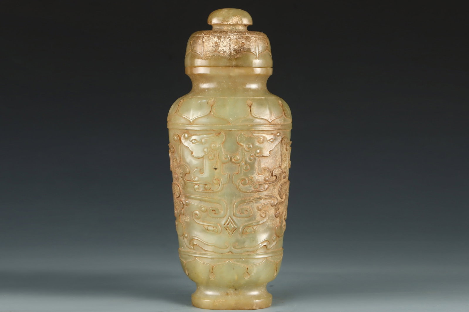 An Exquisite White Jade Dragon Pattern Vase: An Exquisite White Jade Dragon Pattern Vase Qing Dynasty, China Qianlong Four-character Mark Size:22cmx9cm Weight:765g (The Dimensions Of All Batches Are Manually Measured.If You Need More Detailed