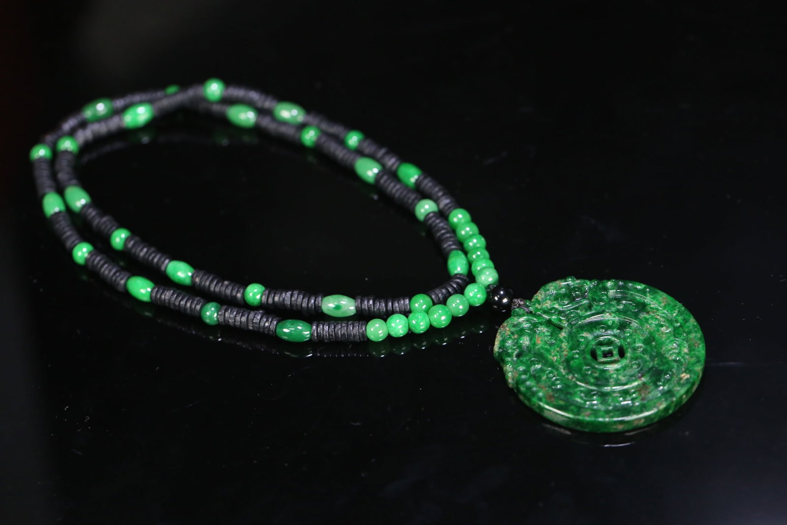 An Exquisite Jadeite Auspicious Cloud Pattern Pendant: An Exquisite Jadeite Auspicious Cloud Pattern Pendant Qing Dynasty, China Size:5.2cmx5cmx0.5cm Weight:28.6g (The Dimensions Of All Batches Are Manually Measured.If You Need More Detailed Information,
