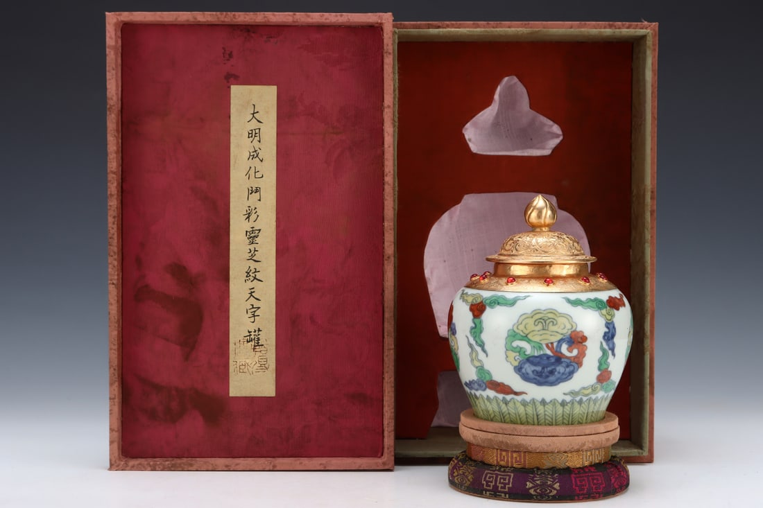 An Exquisite Doucai Cover with Gold Ganoderma lucidum Pattern Jar: An Exquisite Doucai Cover with Gold Ganoderma lucidum Pattern Jar Ming Dynasty, China Size:14.5cmx11.3cm (The Dimensions Of All Batches Are Manually Measured.If You Need More Detailed Information, Ple