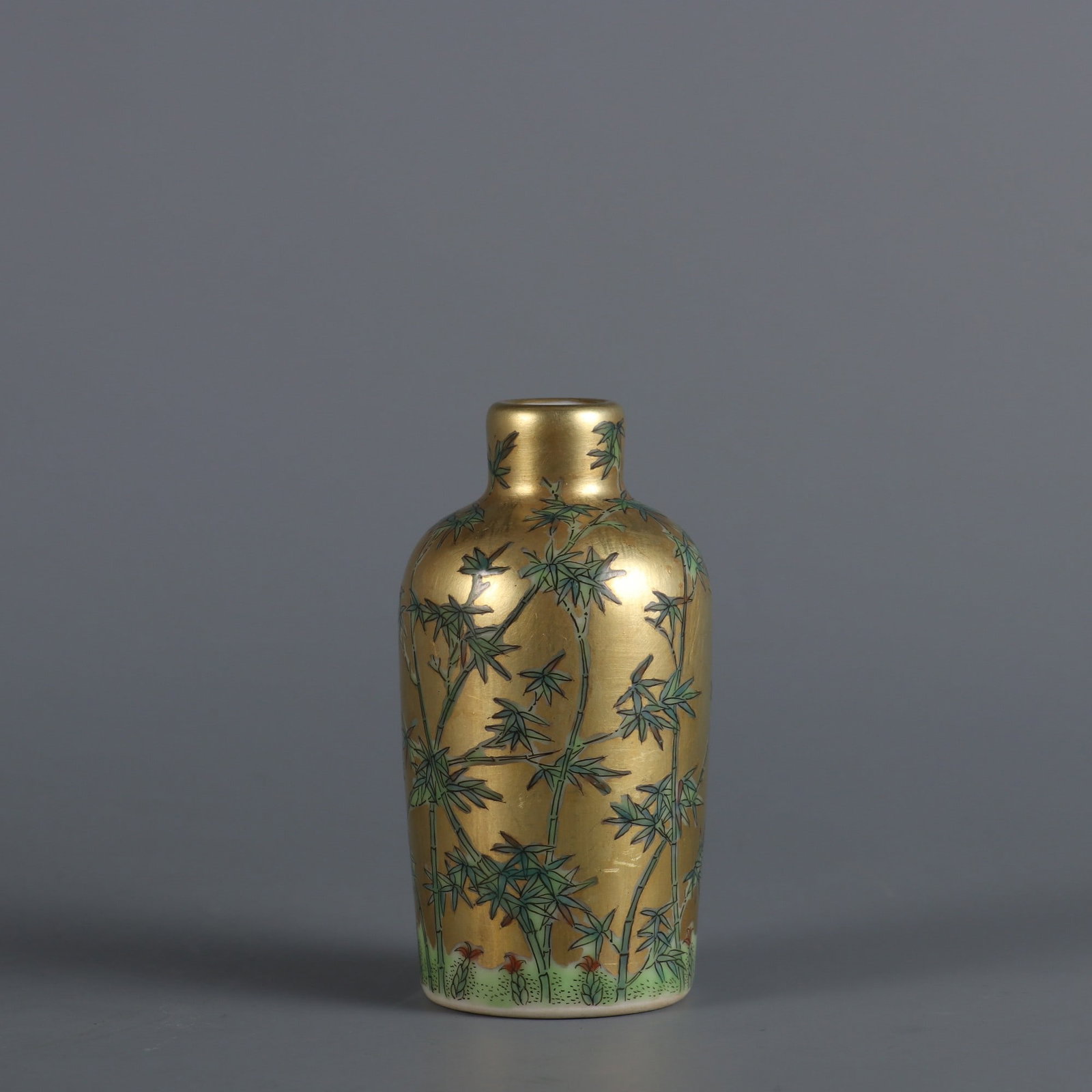An Exquisite Famille-Rose Bamboo Pattern Snuff Bottle: An Exquisite Famille-Rose Bamboo Pattern Snuff Bottle Qing Dynasty, China Qianlong Four-character Mark Size:6.5cmx3.5cm (The Dimensions Of All Batches Are Manually Measured.If You Need More Detailed