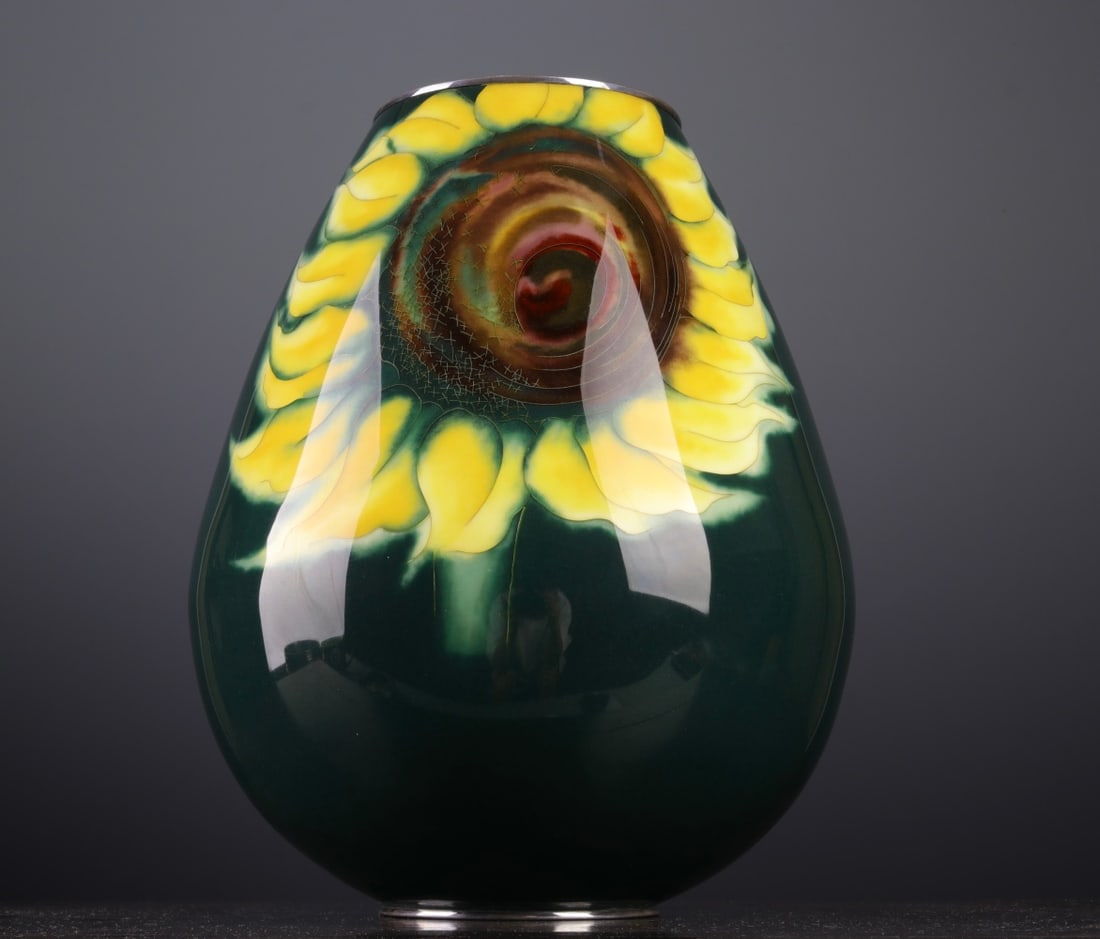 An Exquisite Silver Flower Pattern Vase: An Exquisite Silver Flower Pattern Vase Modern Time of China Size:30cm Weight:2897g (The Dimensions Of All Batches Are Manually Measured.If You Need More Detailed Information, Please Contact Our Custo