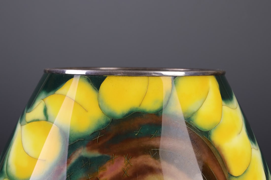 An Exquisite Silver Flower Pattern Vase - 2