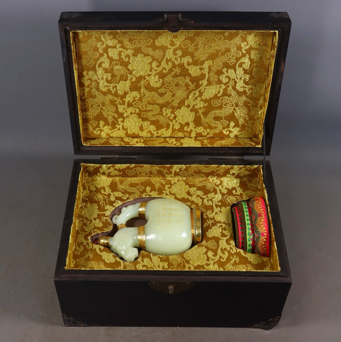 An Exquisite White Jade Covered silver-gilt with poem Ewer: An Exquisite White Jade Covered silver-gilt with poem Ewer Qing Dynasty, China Size:14.5cmx9.5cmx4.5cm Weight:365g (The Dimensions Of All Batches Are Manually Measured.If You Need More Detailed Inform