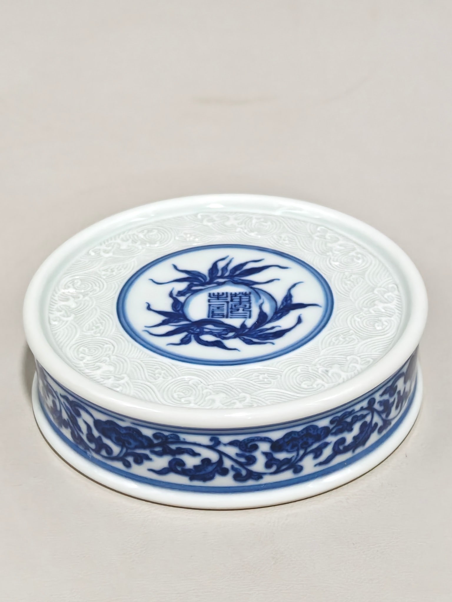 An Exquisite Blue and White Seawater Pattern Lotus Pattern Ornament: An Exquisite Blue and White Seawater Pattern Lotus Pattern Ornament Qing Dynasty, China Yongzheng Six-character Mark Size:2.8cmx9.6cm (The Dimensions Of All Batches Are Manually Measured.If You Need M