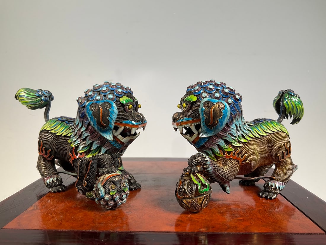 A Pair of Exquisite Gilt Silver Lion Ornament: A Pair of Exquisite Gilt Silver Lion Ornament Modern Time of China Size:6cmx9cm Weight:240g (The Dimensions Of All Batches Are Manually Measured.If You Need More Detailed Information, Please Contact O