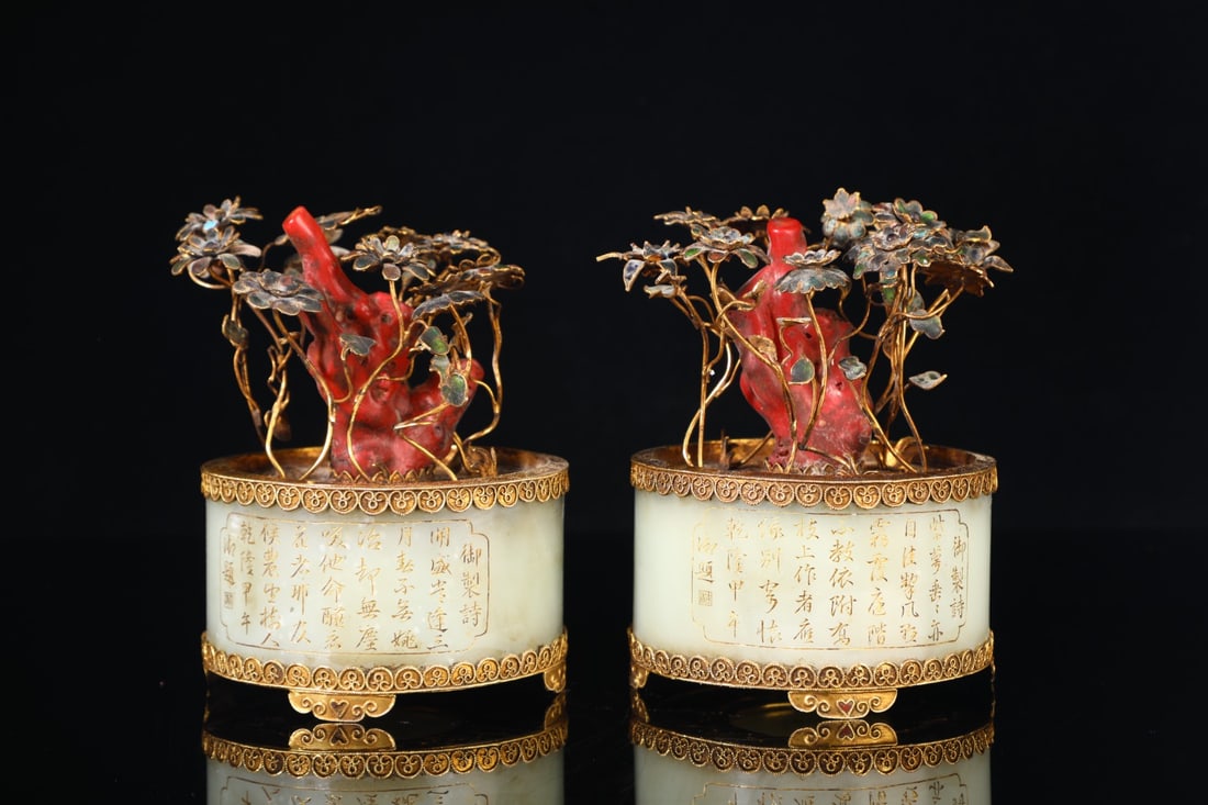 An Exquisite White Jade Inlaid Gems Flower Pattern Bonsai Ornament: An Exquisite White Jade Inlaid Gems Flower Pattern Bonsai Ornament Qing Dynasty, China Qianlong Four-character Mark Size:15cmx11cm Weight:929g (The Dimensions Of All Batches Are Manually Measured.If Y