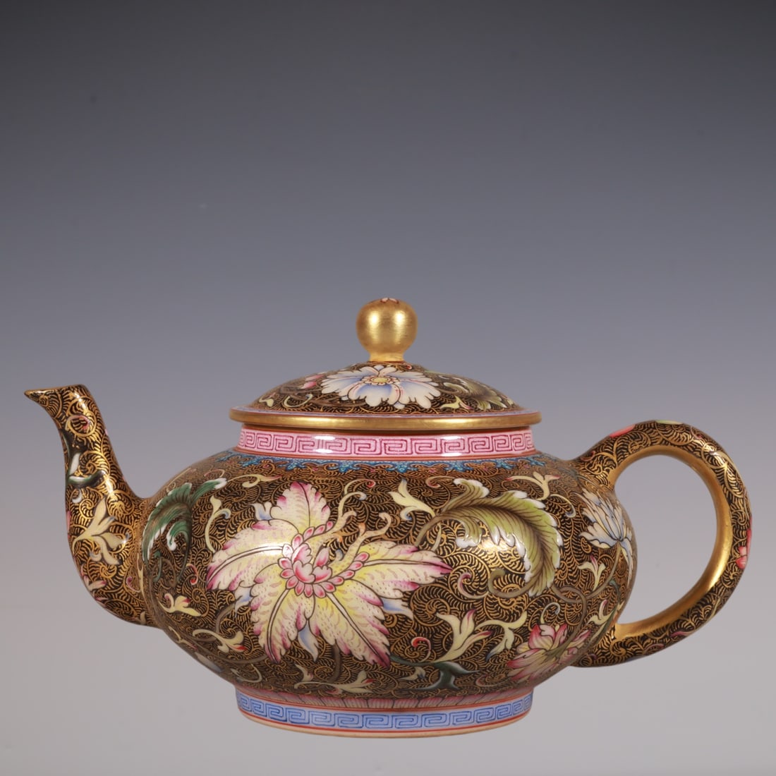 An Exquisite Enamel Painted Gold Lotus Pattern Teapot: An Exquisite Enamel Painted Gold Lotus Pattern Teapot Qing Dynasty, China Qianlong Six-character Mark Size:10.5cmx12cm (The Dimensions Of All Batches Are Manually Measured.If You Need More Detailed In