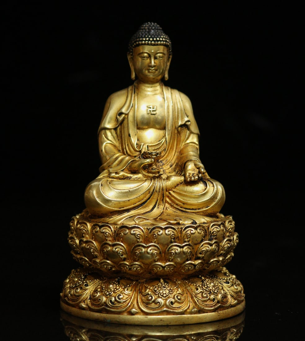 An Exquisite Gilt Bronze Buddha Statue Ornament: An Exquisite Gilt Bronze Buddha Statue Ornament Ming Dynasty, China Size:11cmx7cm Weight:607g (The Dimensions Of All Batches Are Manually Measured.If You Need More Detailed Information, Please Contact
