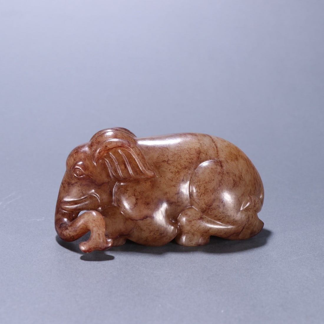 An Exquisite White Jade Elephant Ornament (1 of 9)