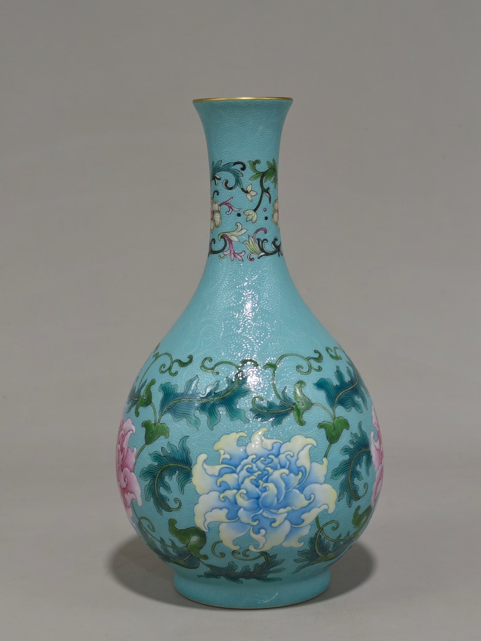 An Exquisite Enamel Lotus Pattern Vase: An Exquisite Enamel Lotus Pattern Vase Qing Dynasty, China Qianlong Six-character Mark Size:23cmx14cm (The Dimensions Of All Batches Are Manually Measured.If You Need More Detailed Information, Please