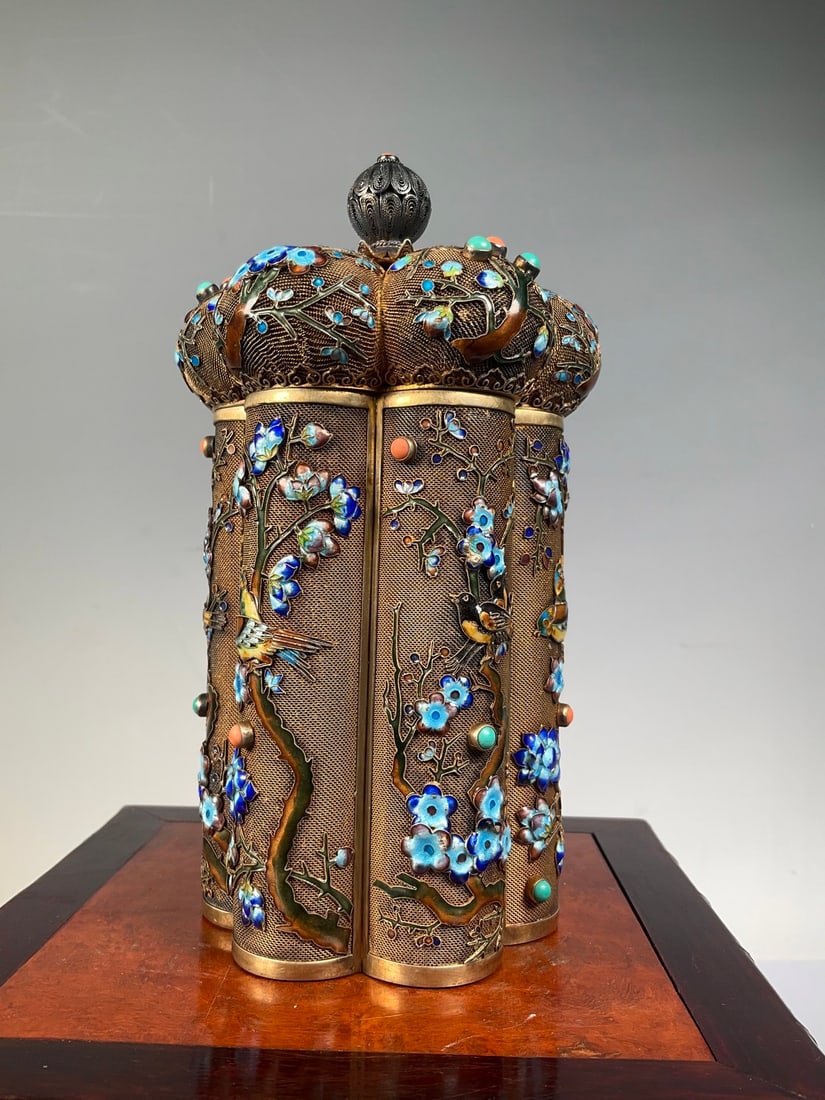 An Exquisite Gilt Silver Inlaid Gems Flower and Bird Pattern Tea Caddy: An Exquisite Gilt Silver Inlaid Gems Flower and Bird Pattern Tea Caddy Modern Time of China Size:18cmx10cm Weight:517g (The Dimensions Of All Batches Are Manually Measured.If You Need More Detailed In