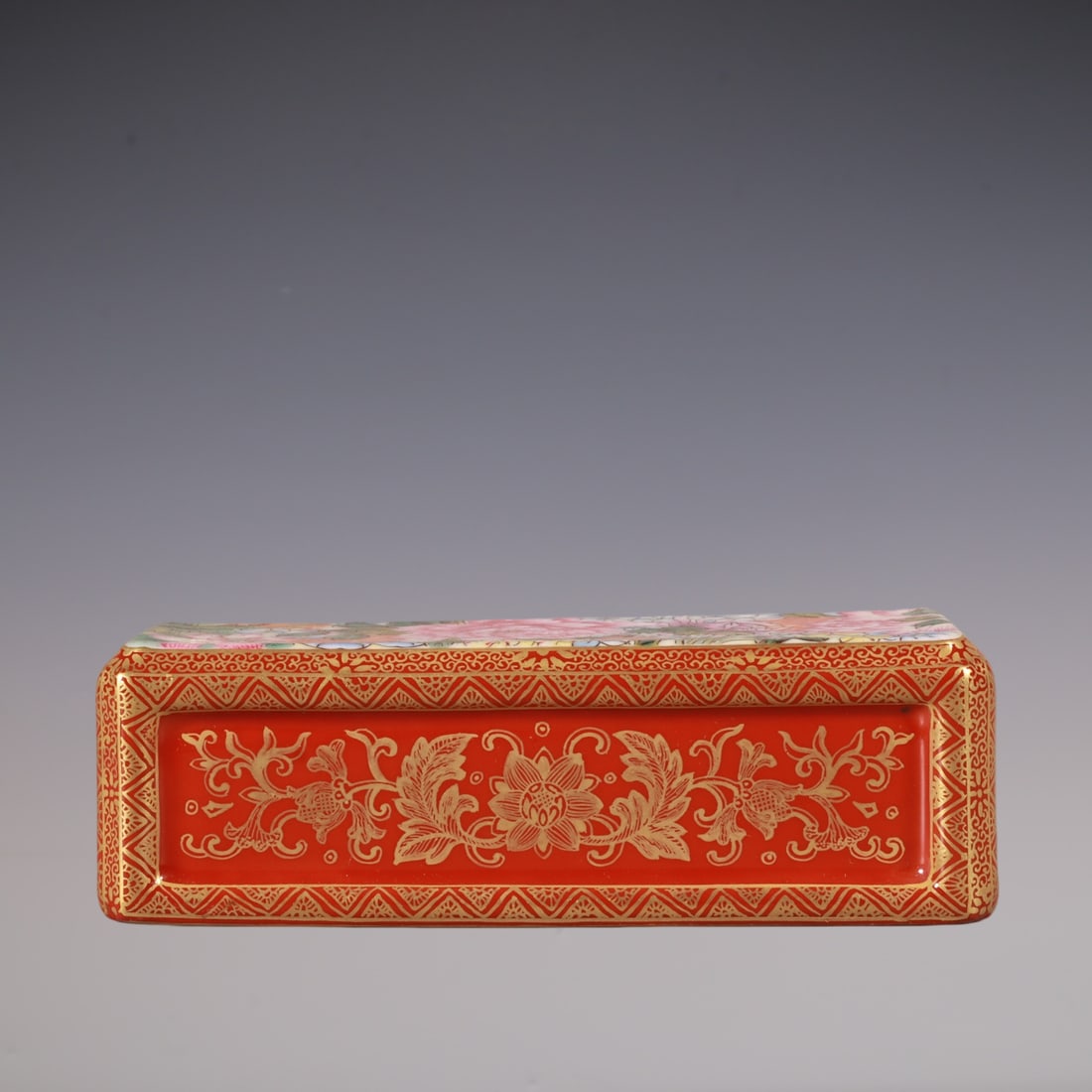 An Exquisite Enamel Iron-Red Painted Gold Flower Pattern Paper Weight: An Exquisite Enamel Iron-Red Painted Gold Flower Pattern Paper Weight Qing Dynasty, China Qianlong Six-character Mark Size:3.8cmx11.6cmx4.6cm (The Dimensions Of All Batches Are Manually Measured.If Yo