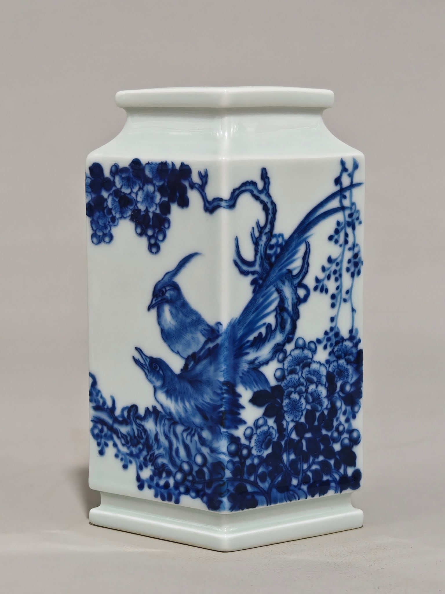 An Exquisite Blue and White Flower and Bird Pattern Vase: An Exquisite Blue and White Flower and Bird Pattern Vase Qing Dynasty, China Size:12.5cmx7.5cm (The Dimensions Of All Batches Are Manually Measured.If You Need More Detailed Information, Please Contac