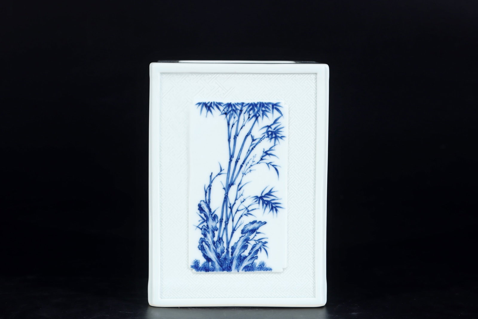 An Exquisite Blue and White Flower Pattern Brush Pot (1 of 9)